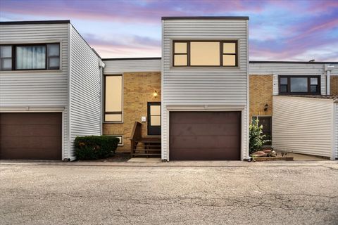 Photo of 363 Oaktree Court, Hoffman Estates, IL 60169 (MLS # 12460250)