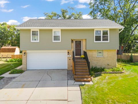 Photo of 13 S Victoria Lane, Streamwood, IL 60107 (MLS # 12591463)