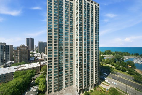 Photo of 525 W Hawthorne Place #2004, Chicago, IL 60657 (MLS # 12721710)