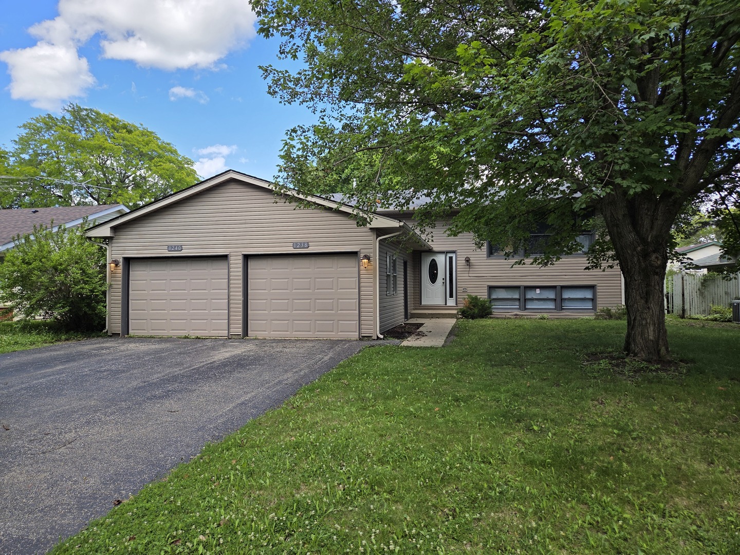 Photo 1 of 21 — 1238-1240 Thomas Drive, Woodstock, IL 60098
