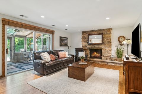 Tiny photo for 1102 E Waverly Drive, Arlington Heights, IL 60004 (MLS # 12606282)