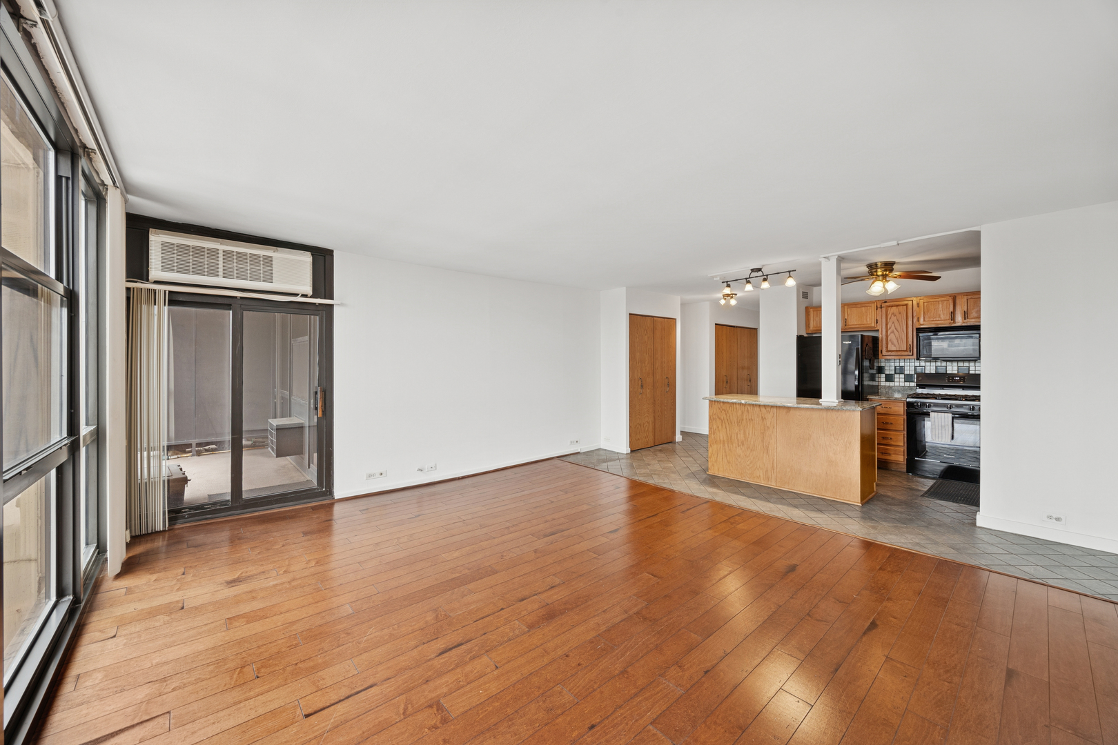 2901 S Michigan Avenue 808-9