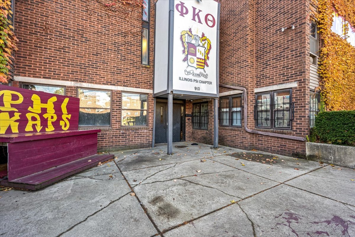 910 W Hillcrest Drive