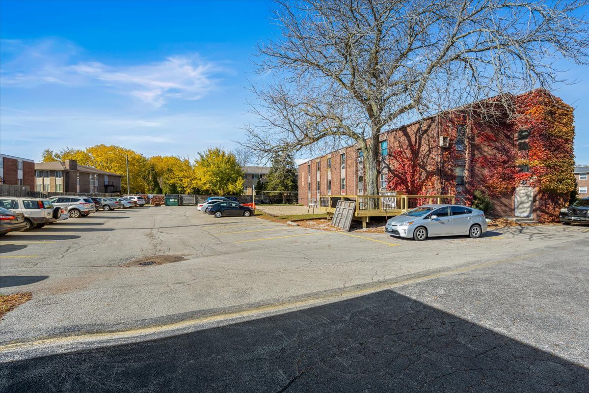 910 W Hillcrest Drive