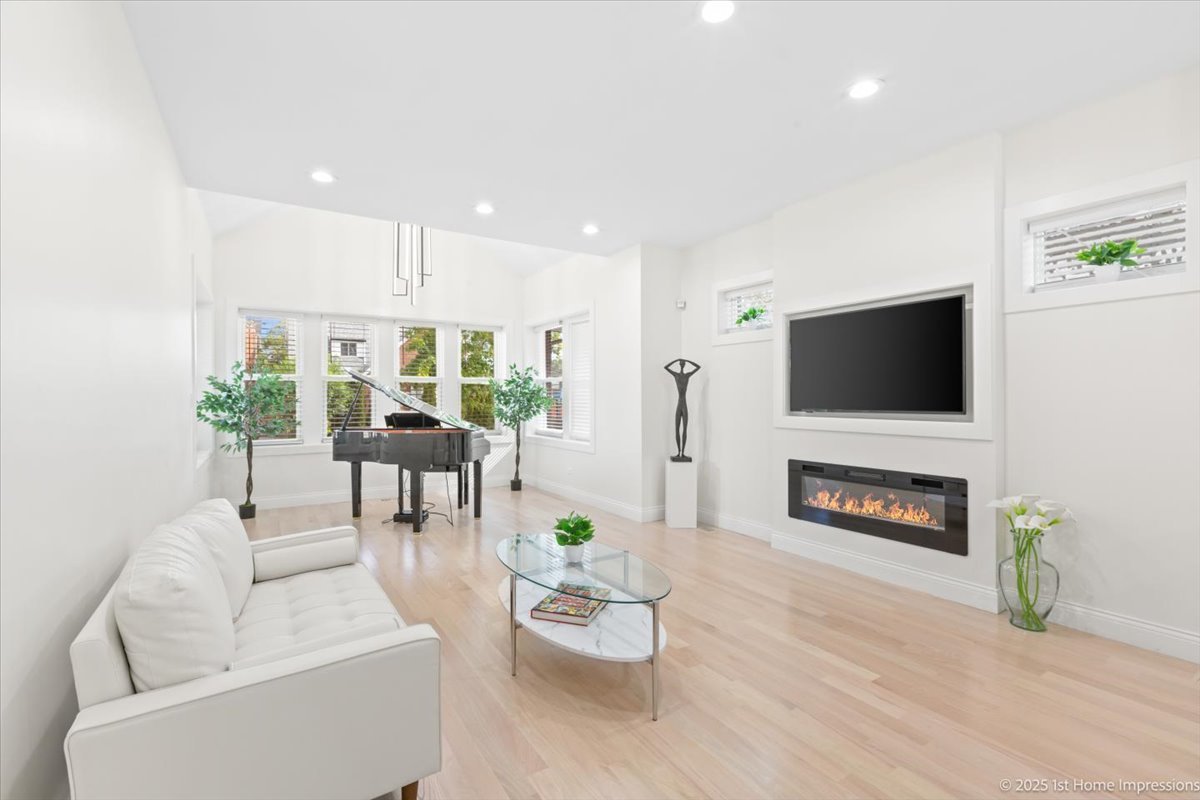 7440 S Oglesby Avenue