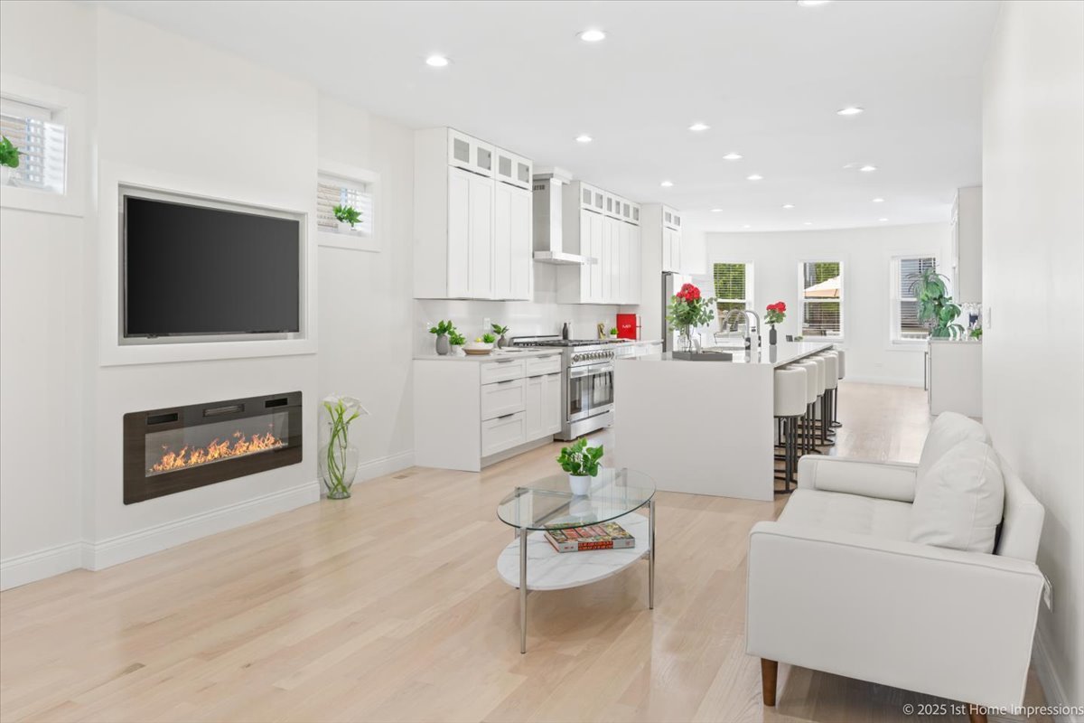 7440 S Oglesby Avenue