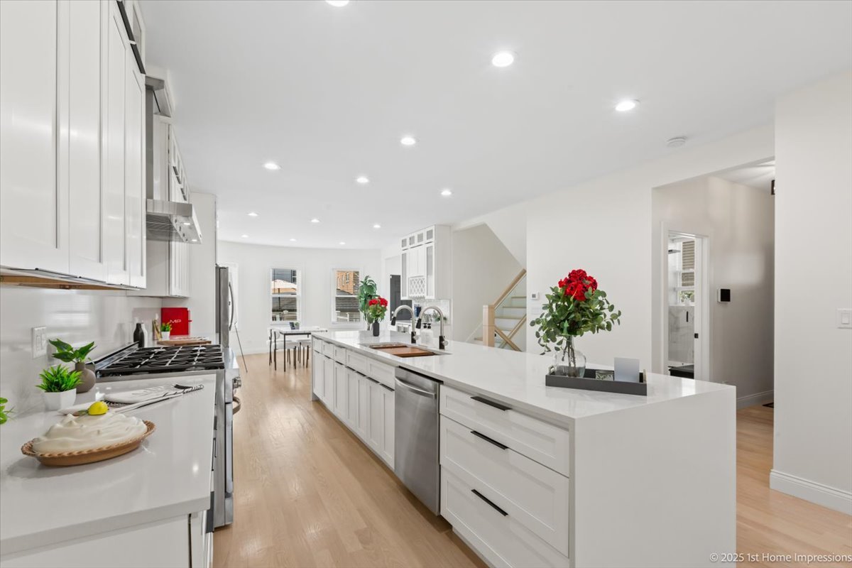 7440 S Oglesby Avenue