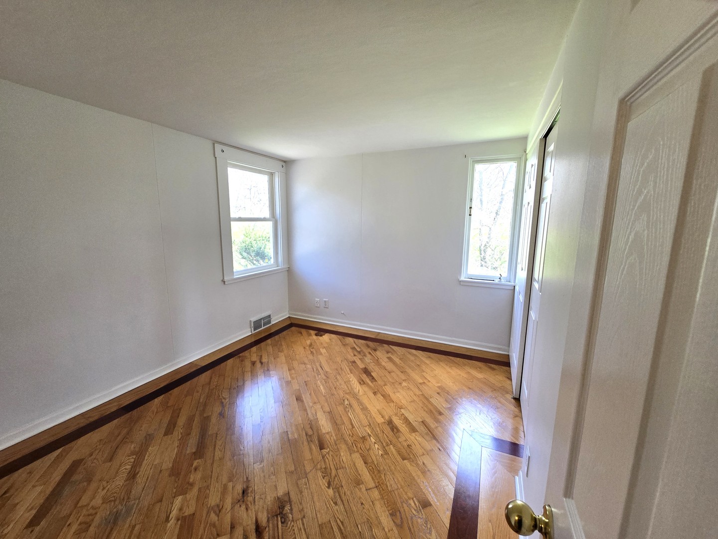 Woodstock, Illinois 60098, United States, 2 Bedrooms Bedrooms, ,1 BathroomBathrooms,Residential,Active,236784