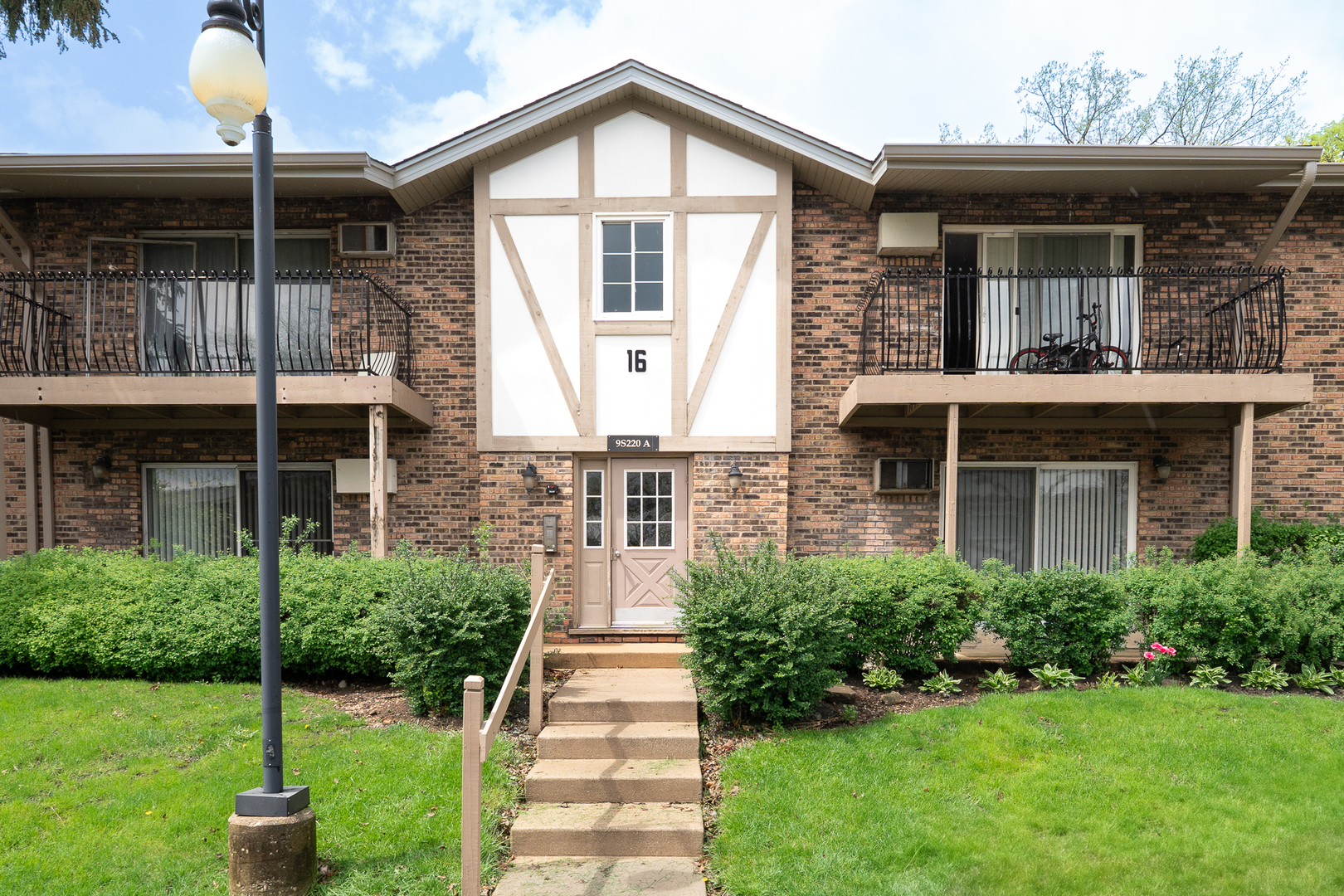 9S220 LAKE Drive 16-201