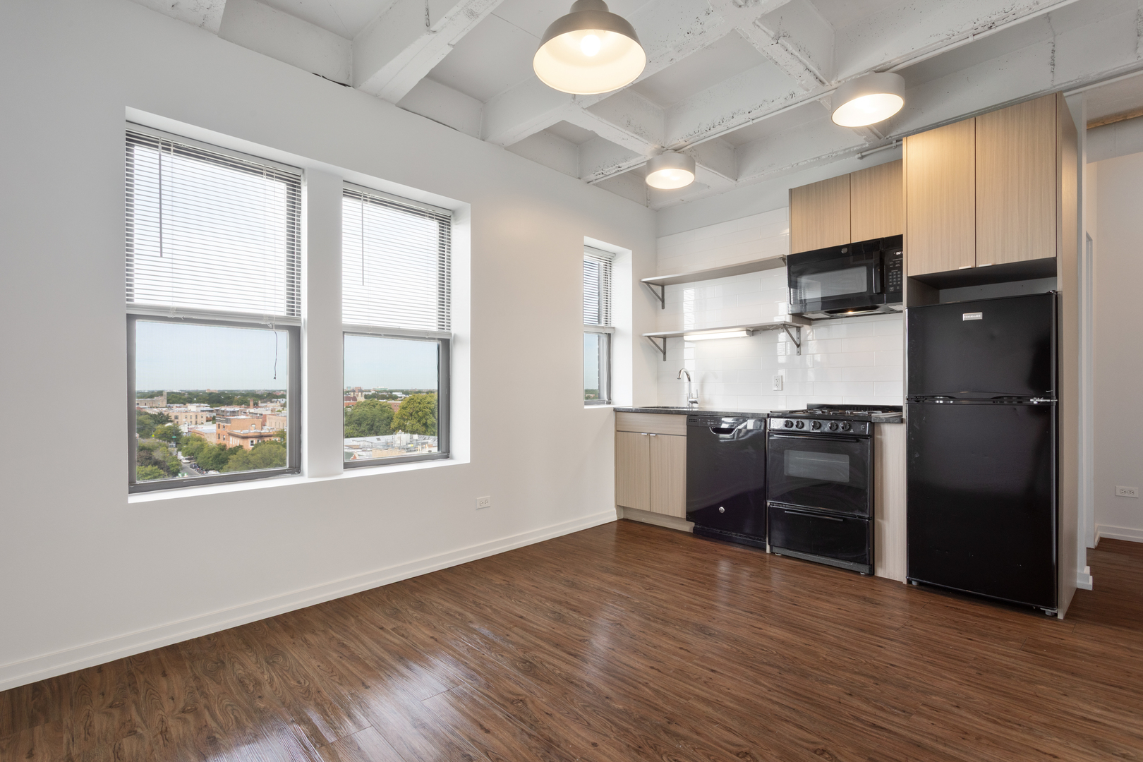1325 W Wilson Avenue 911