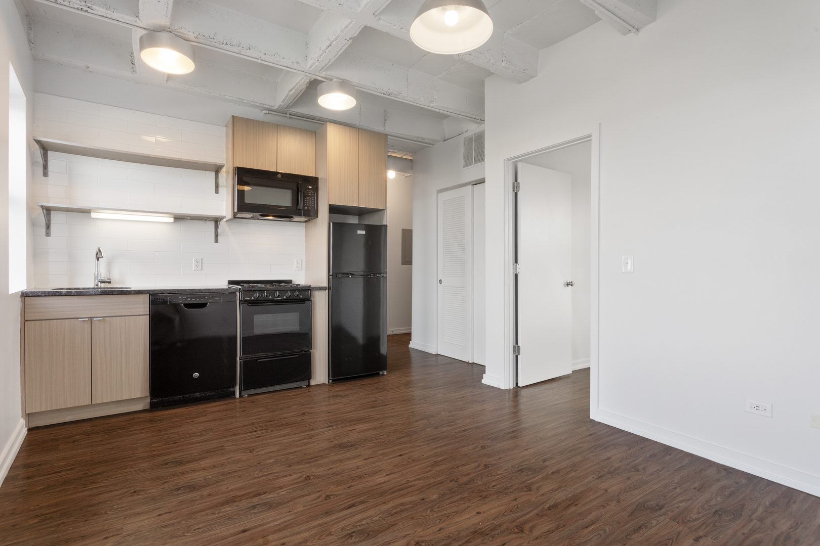 1325 W Wilson Avenue 911