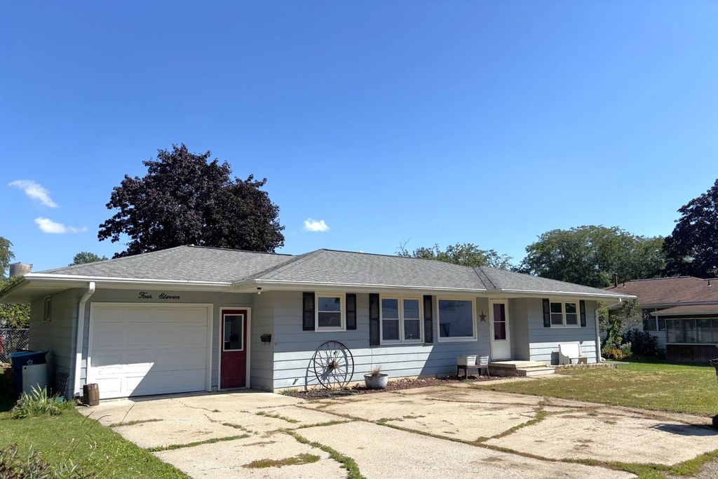 Photo for 411 Park Ct Lane, Morrison, IL 61270 (MLS # 12466107)