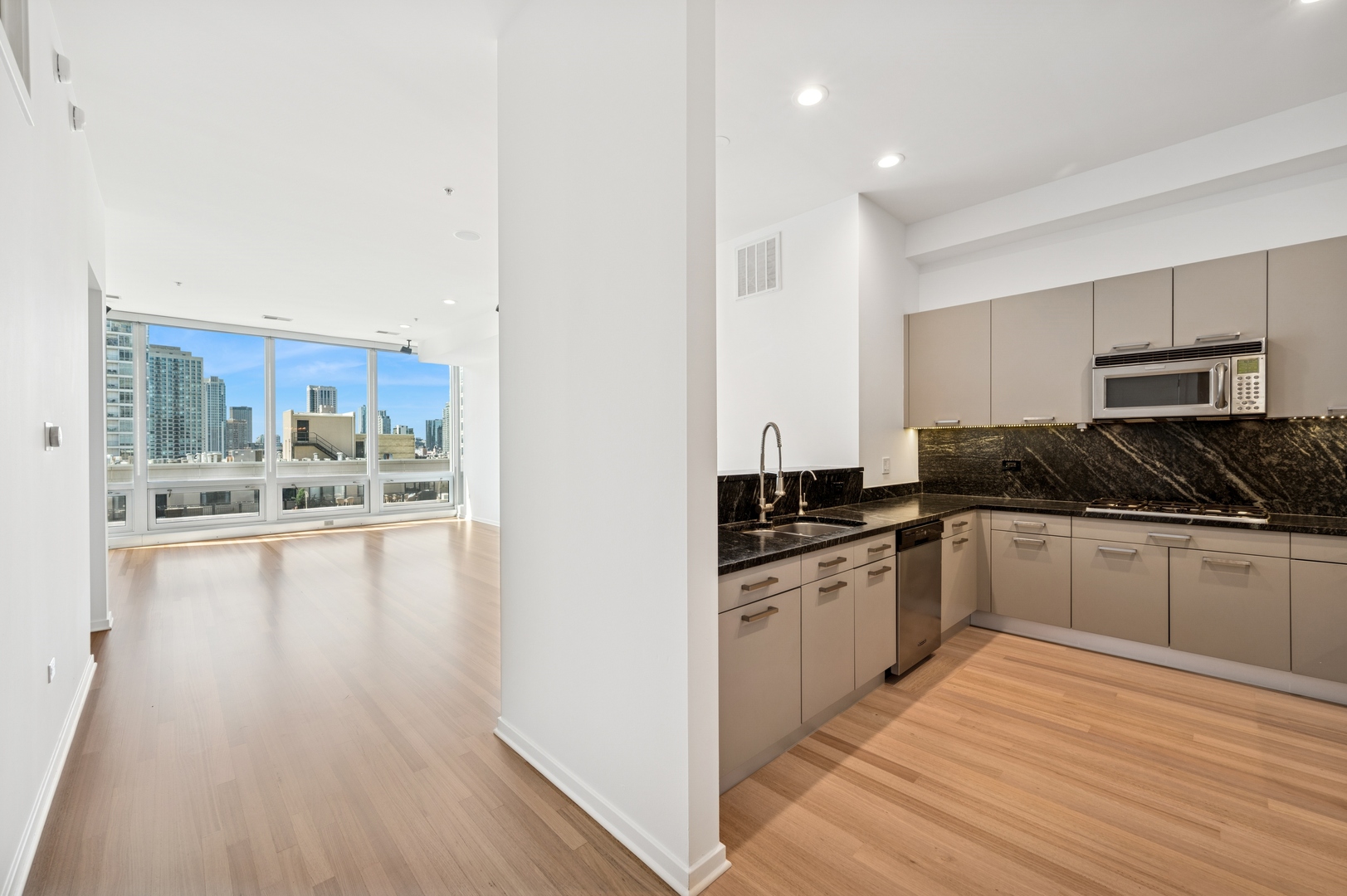 Chicago, Illinois 60654, United States, 3 Bedrooms Bedrooms, ,3 BathroomsBathrooms,Residential,Active,206896