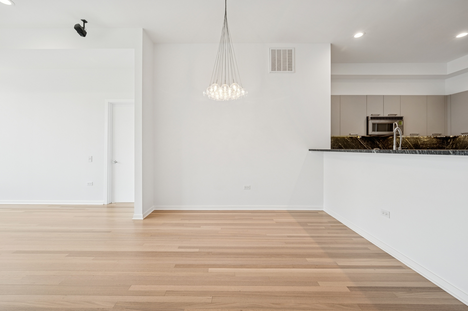 Chicago, Illinois 60654, United States, 3 Bedrooms Bedrooms, ,3 BathroomsBathrooms,Residential,Active,206896