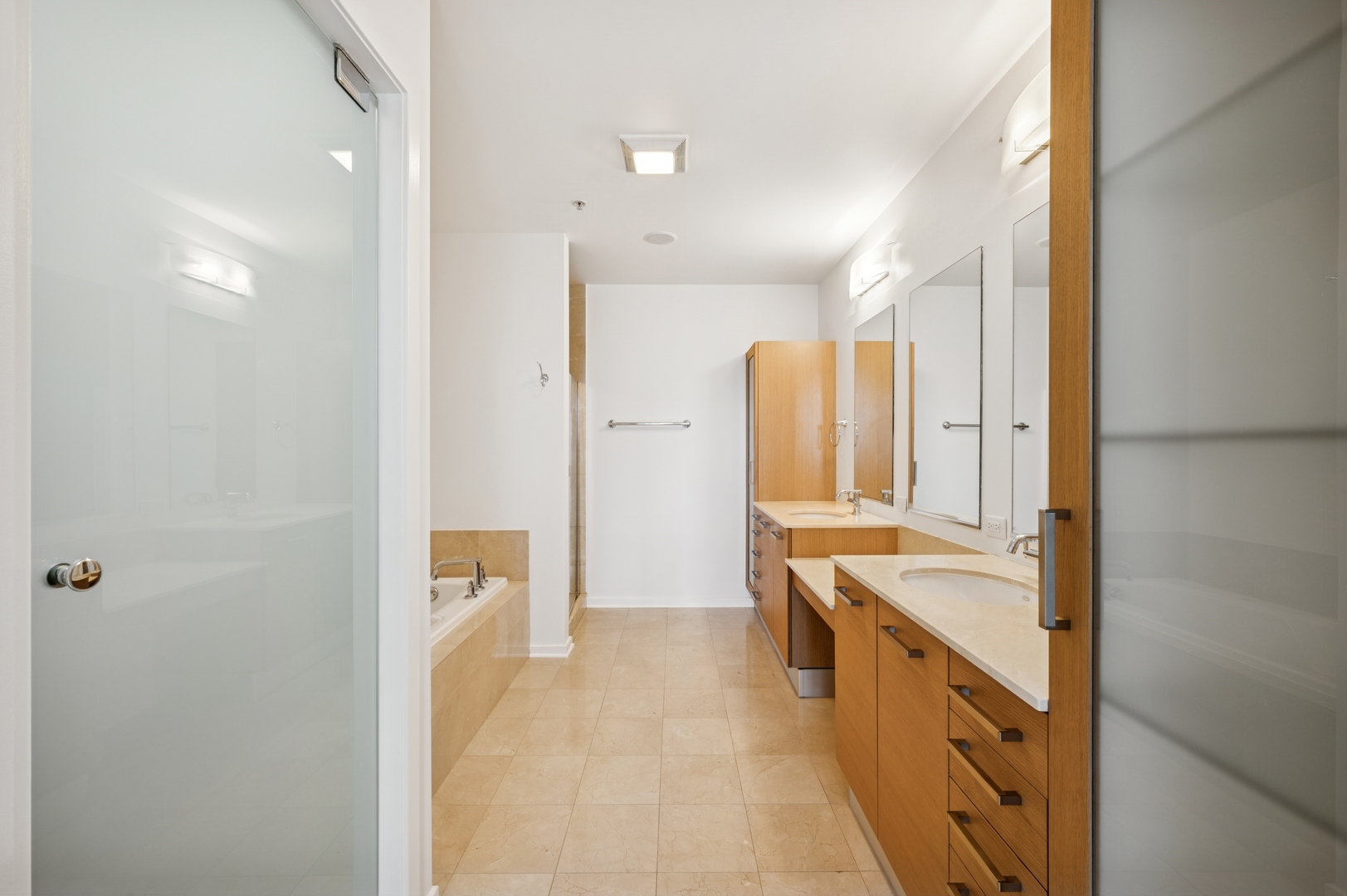 Chicago, Illinois 60654, United States, 3 Bedrooms Bedrooms, ,3 BathroomsBathrooms,Residential,Active,206896