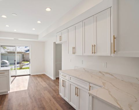 Tiny photo for 1204 Chatham Court #1204, Libertyville, IL 60048 (MLS # 12623984)
