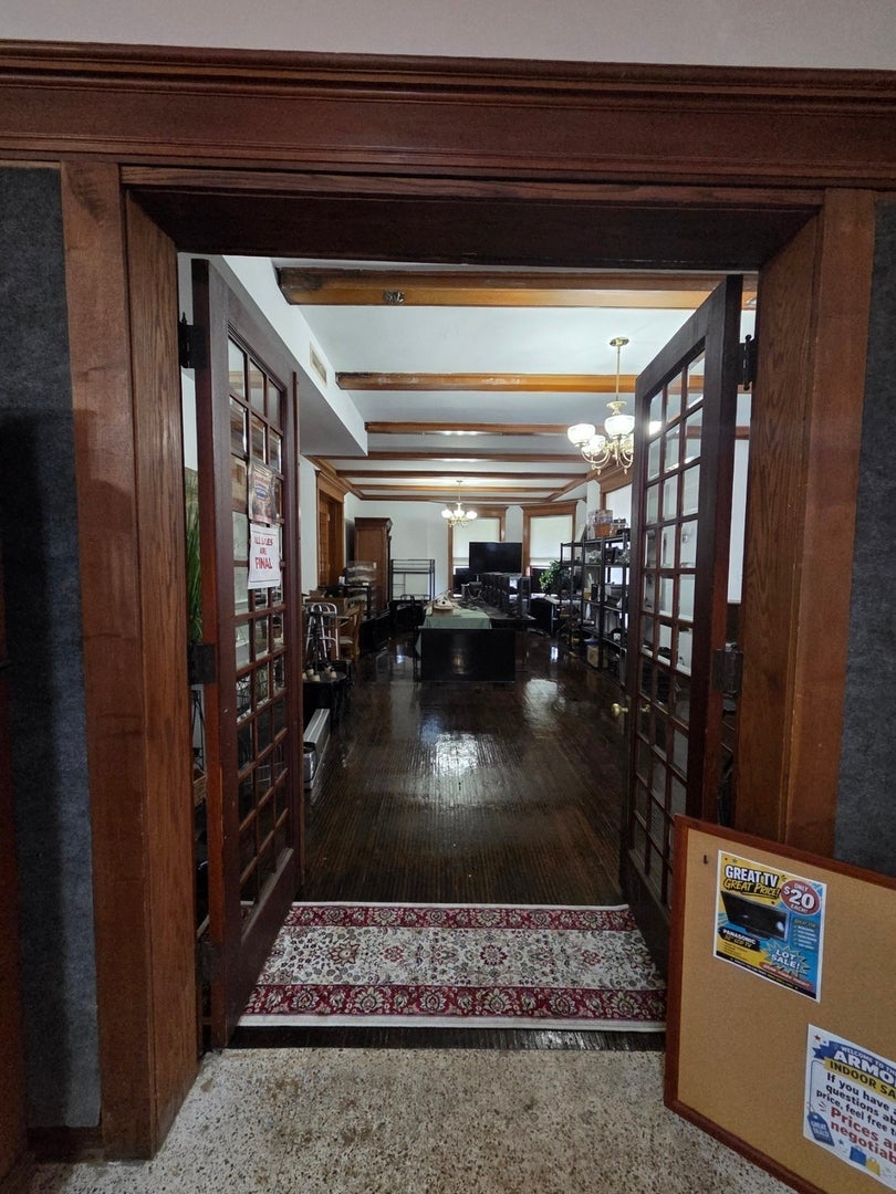 105 W Lincoln Highway 5