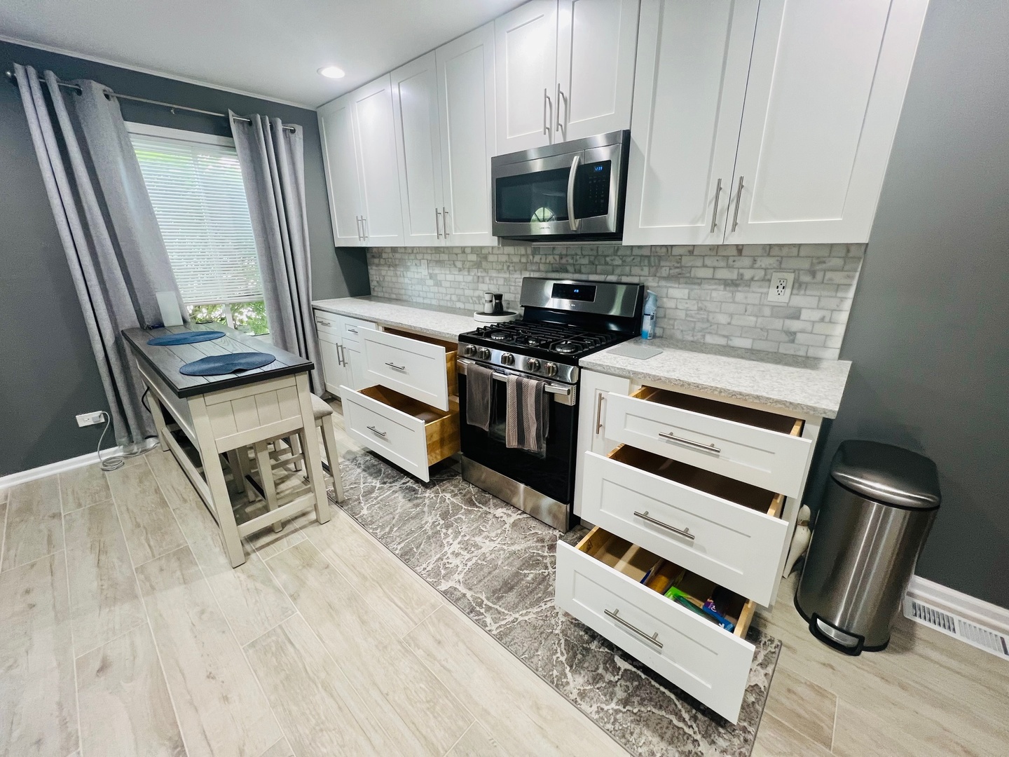 2S547 Continental Drive