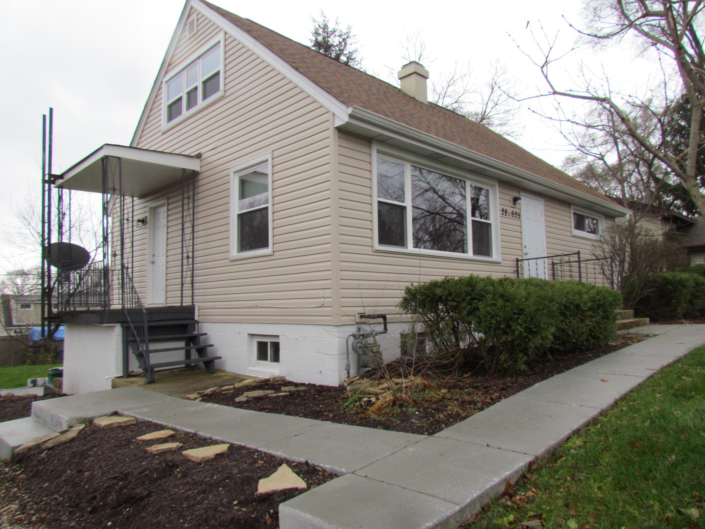 Properties 1 28W625 Lester Street