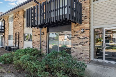 Tiny photo for 4A Kingery Quarter #104, Willowbrook, IL 60527 (MLS # 12476251)