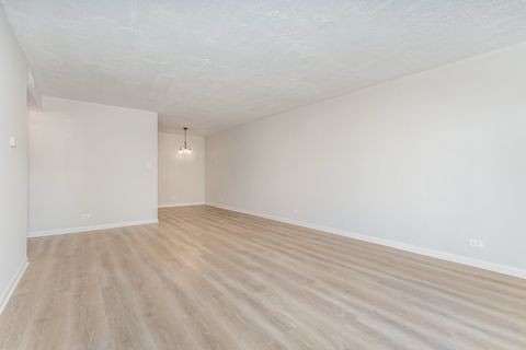 Tiny photo for 4A Kingery Quarter #104, Willowbrook, IL 60527 (MLS # 12476251)