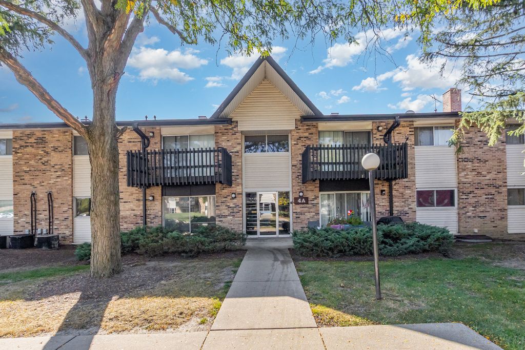 Photo for 4A Kingery Quarter #104, Willowbrook, IL 60527 (MLS # 12476251)