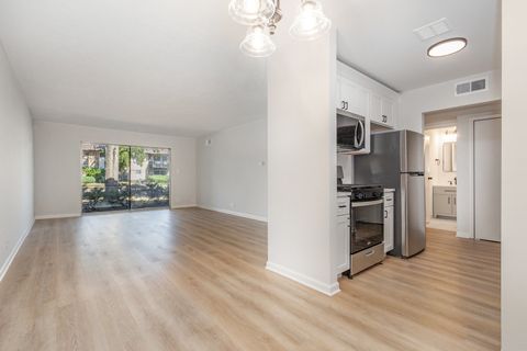 Tiny photo for 4A Kingery Quarter #104, Willowbrook, IL 60527 (MLS # 12476251)