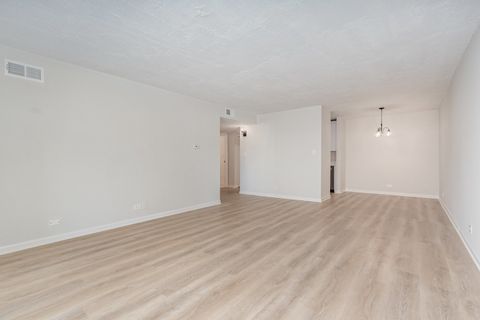 Tiny photo for 4A Kingery Quarter #104, Willowbrook, IL 60527 (MLS # 12476251)