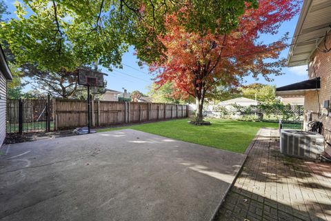 Tiny photo for 3801 W Sherwin Avenue, Lincolnwood, IL 60712 (MLS # 12540793)