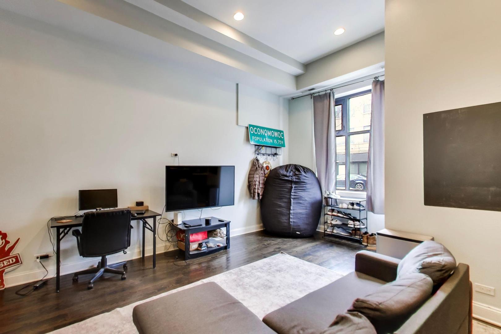 3815 N Kedzie Avenue 1N