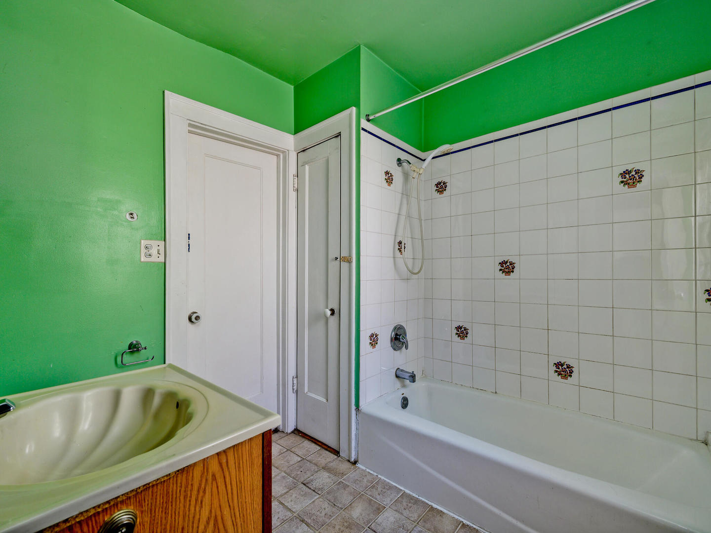 Chicago, Illinois 60645, United States, 2 Bedrooms Bedrooms, ,1 BathroomBathrooms,Residential,Active,235735