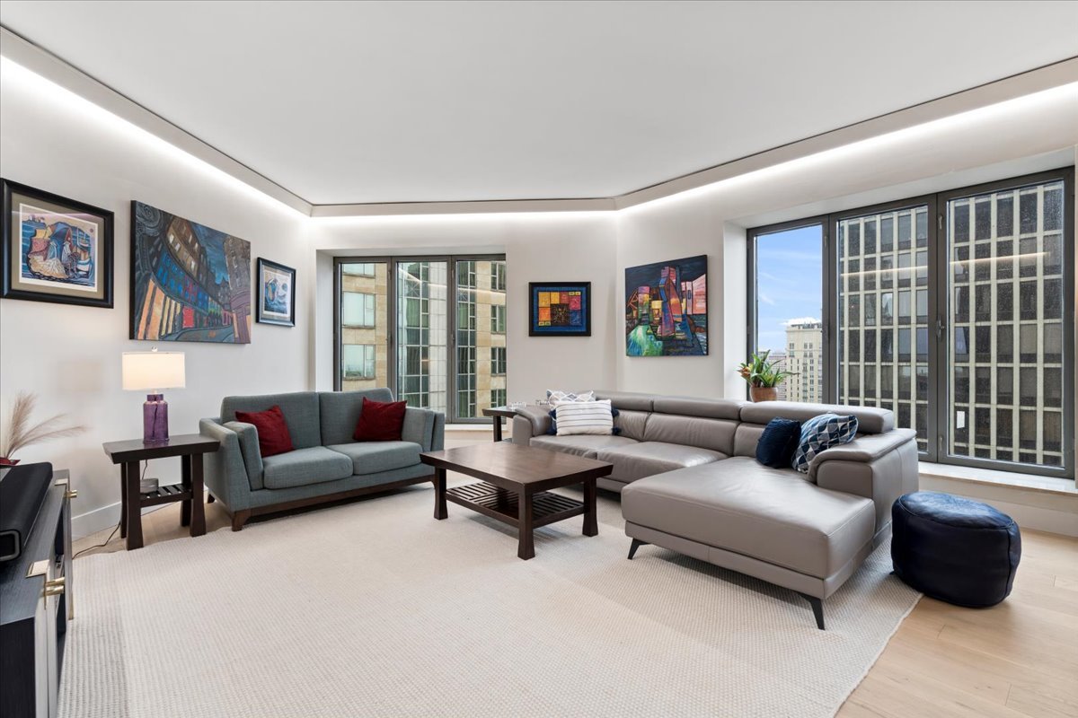 950 N Michigan Avenue 2804