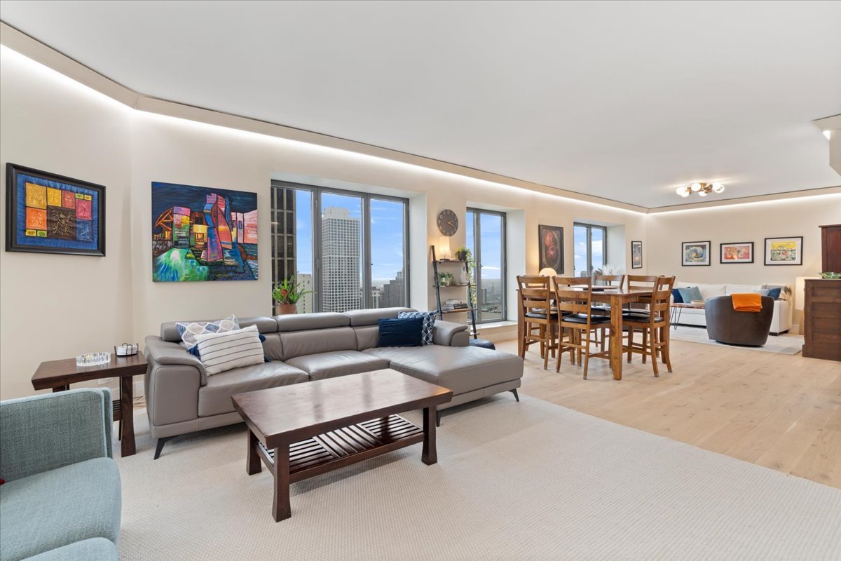 950 N Michigan Avenue 2804