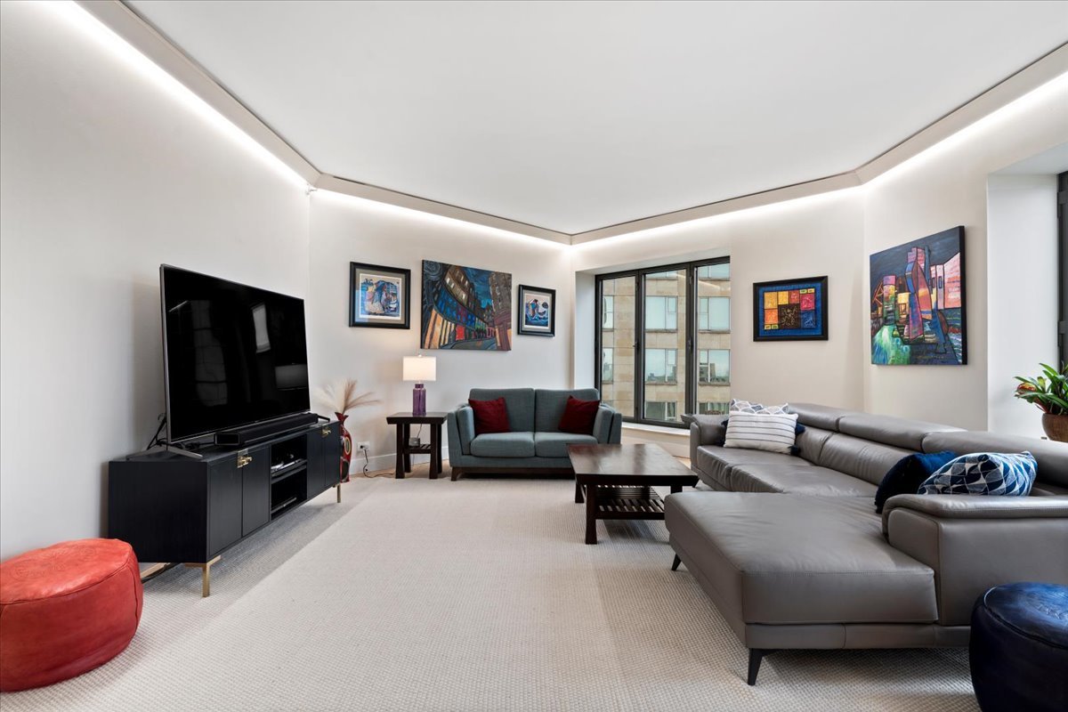 950 N Michigan Avenue 2804