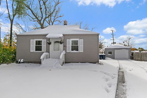 Photo of 1105 Woodlawn Circle, Waukegan, IL 60085 (MLS # 12556045)