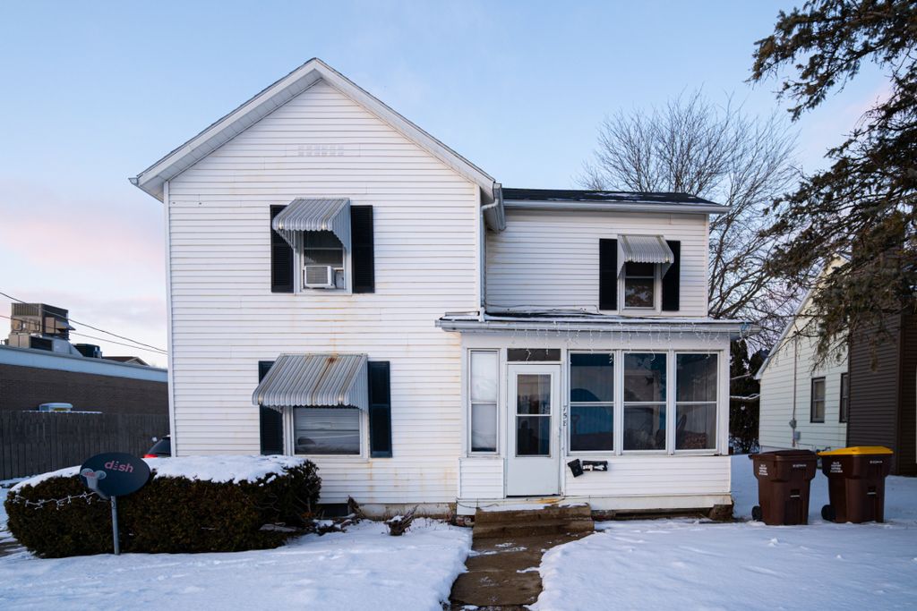 Photo for 758 W Moseley Street, Freeport, IL 61032 (MLS # 12450122)