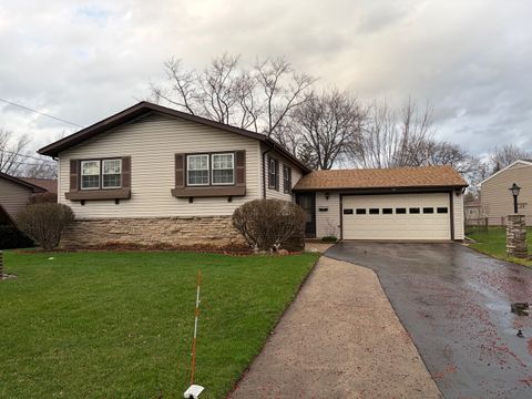 Photo of 23 Saint Armand Court, Wheeling, IL 60090 (MLS # 12608954)