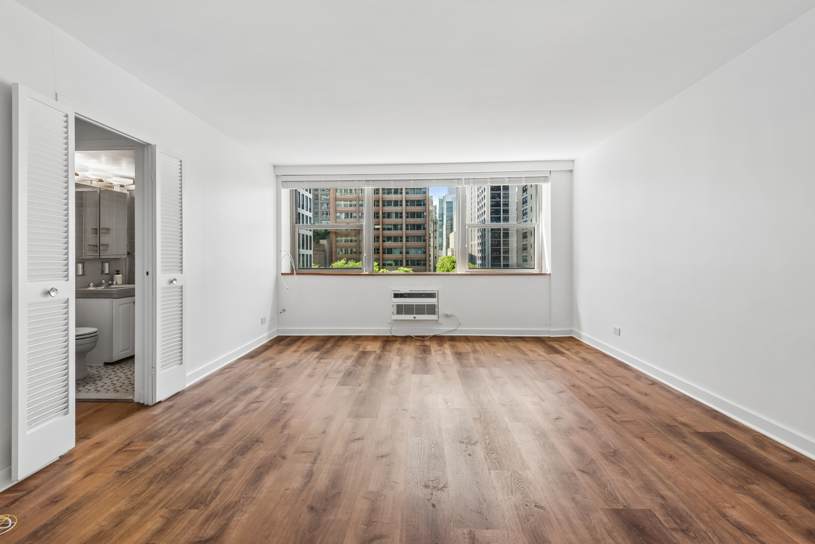253 E Delaware Place 7H