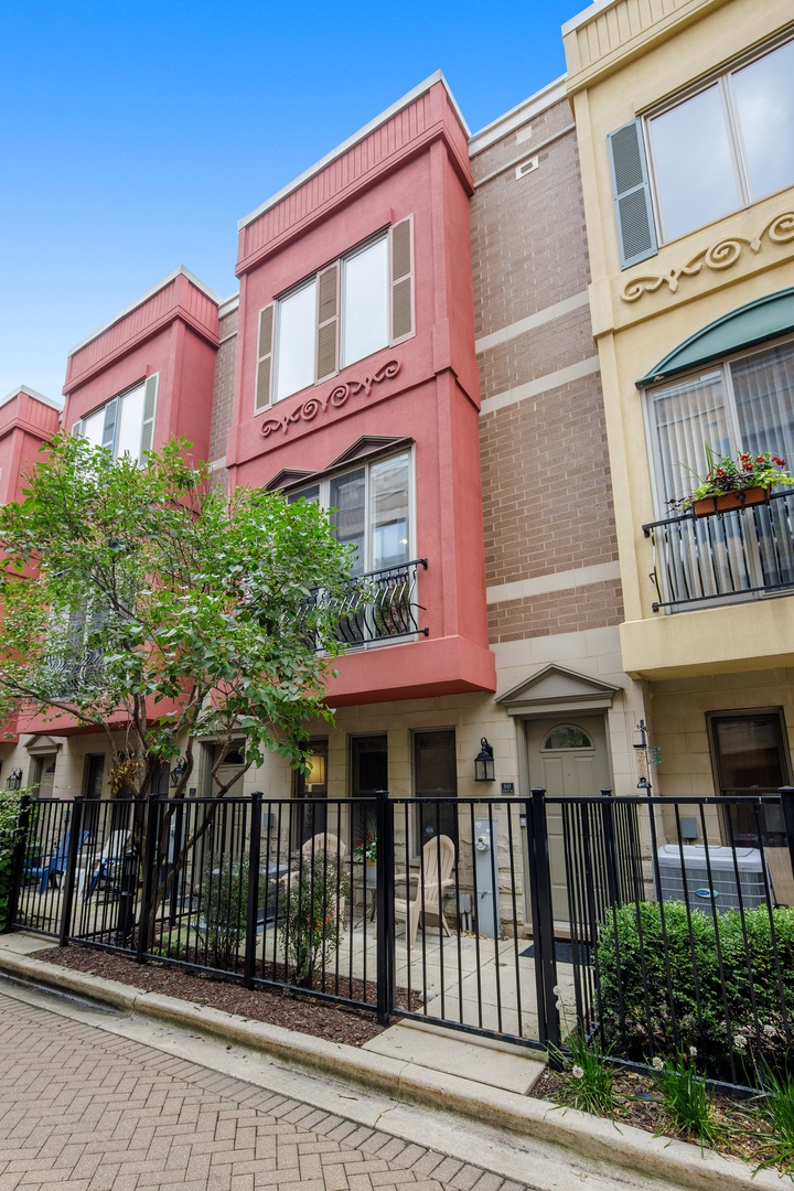 Photo 1 of 29 — 849 W Ohio Street 14, Chicago, IL 60642