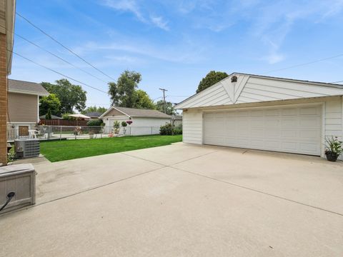 Tiny photo for 1714 Sycamore Street, Des Plaines, IL 60018 (MLS # 12689592)