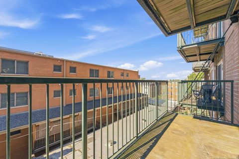 Tiny photo for 811 Chicago Avenue #405, Evanston, IL 60202 (MLS # 12686454)