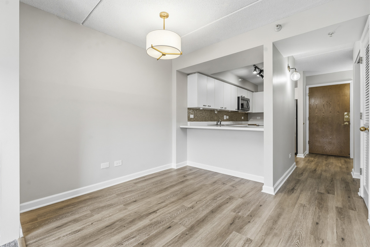 811 Chicago Avenue 405