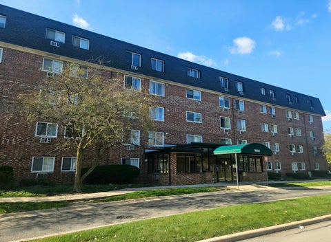 Photo of 5011 VALLEY Lane #507, Streamwood, IL 60107 (MLS # 12792654)