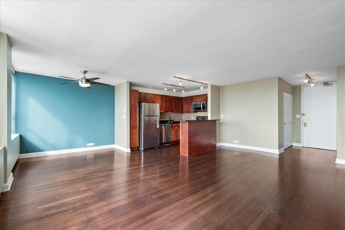 655 W Irving Park Road 4003