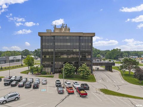 Photo of 2550 MIDDLE Road #300, Bettendorf, IA 52722 (MLS # 12629774)