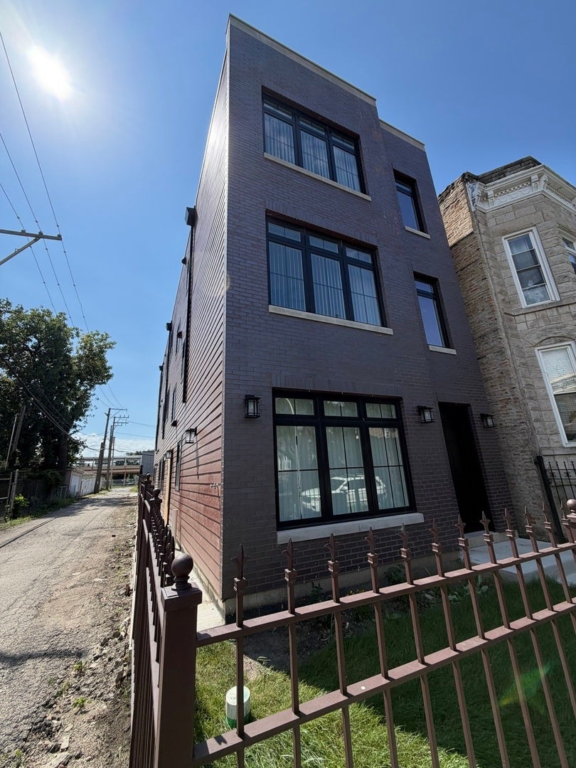 2821 W Walnut Street