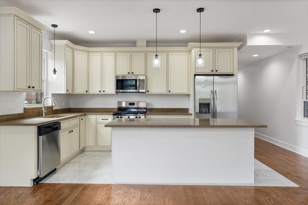 2821 W Walnut Street