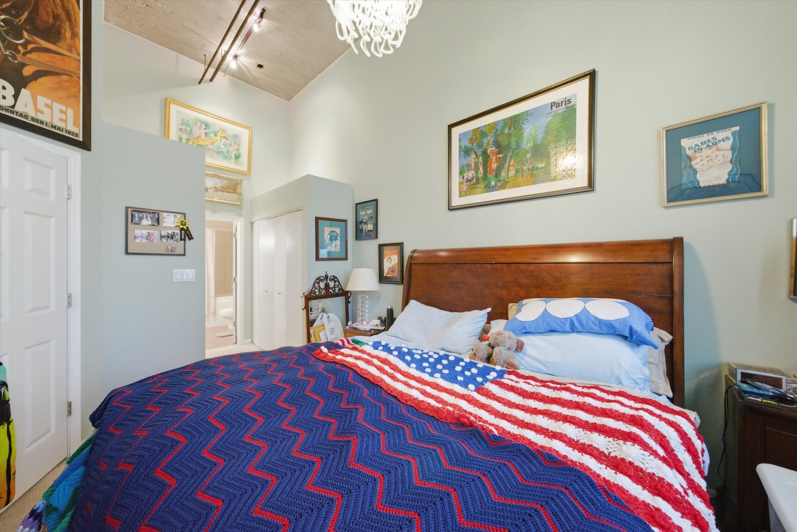 758 N Larrabee Street 208