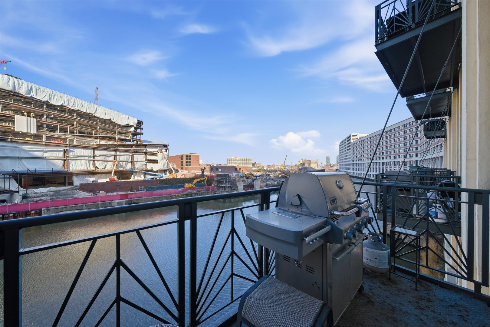 758 N Larrabee Street 208