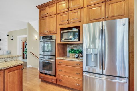 Tiny photo for 2890 TRAIL CREST Lane, Lindenhurst, IL 60046 (MLS # 12632531)